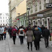 Po mestu proti železniški postaji